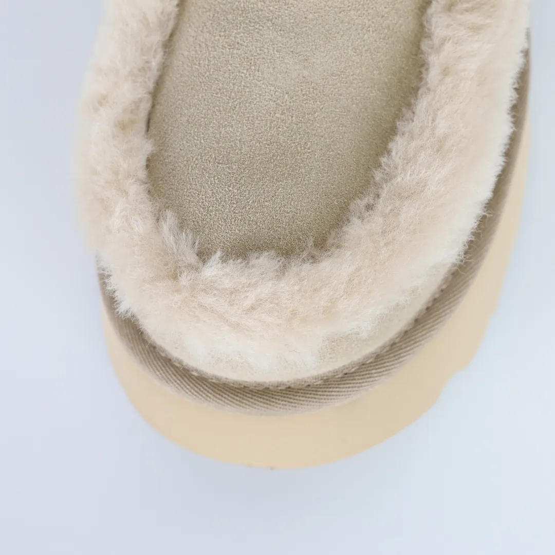 Pick up locally 💰700 Core recommended good price Independently developed original outsole, cashmere insole, keeping warm in winter, suitable for home use. In recent years, uug has launched a style series, which is partially skewed towards the preferences of young consumers, and has also been at the forefront of fashion trends. Shoe body material, water-repellent coated suede upper, 17mm UGGPURE™ implanted wool insole, lightweight non-slip and comfortable rubber outsole, with brand LOGO, complete packaging, size: 35 36 37 38 39 40
